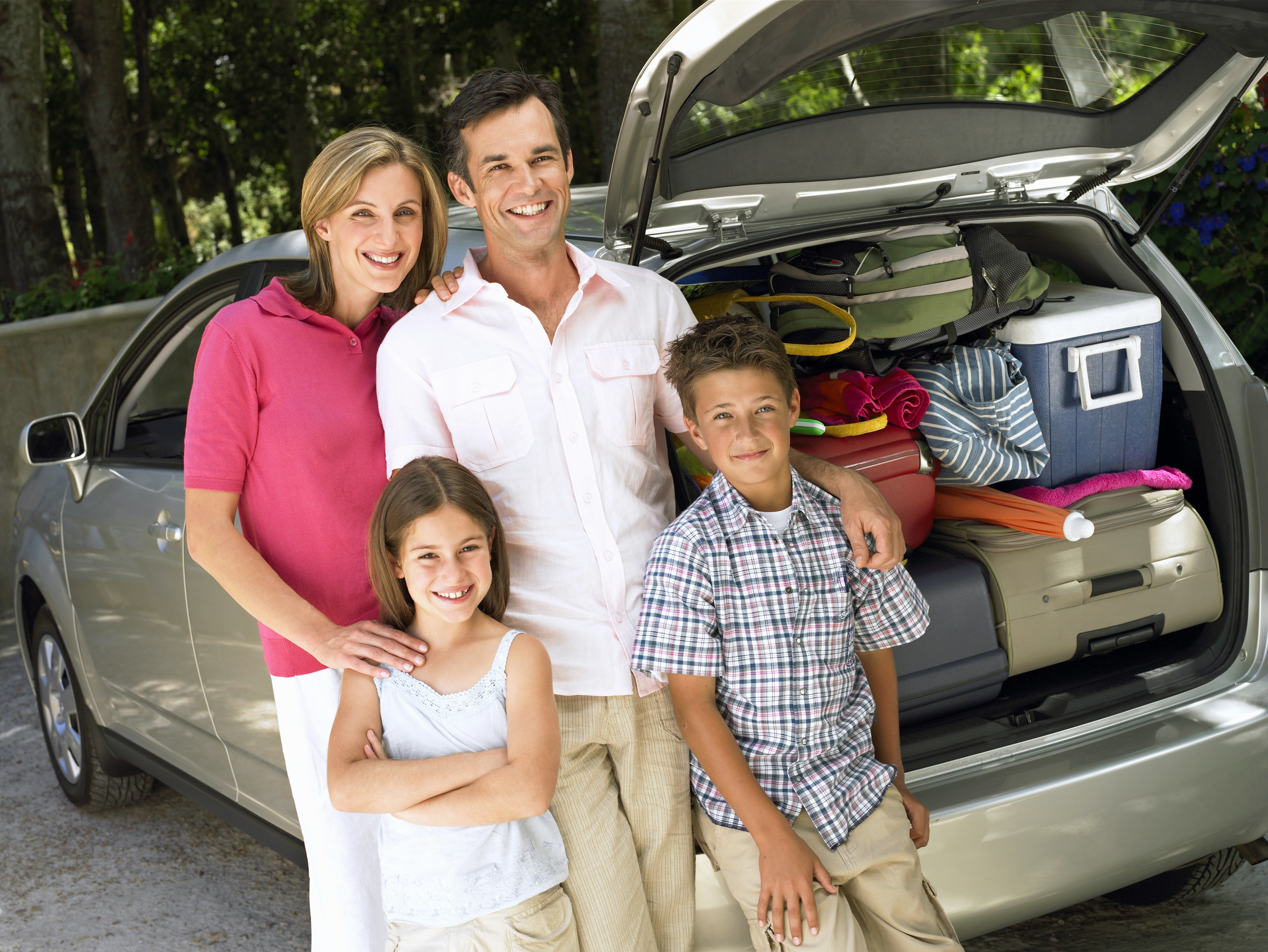 Кредит первый семейный автомобиль. Семейный автомобиль. Путешествие с семьей. Машина для путешествий семьей. Семья с автомобилем.